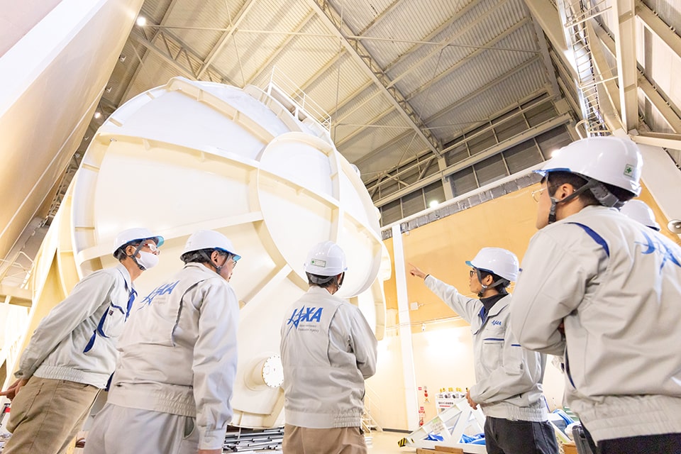 試験設備前での作業風景