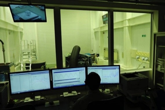 試験室内での作業風景